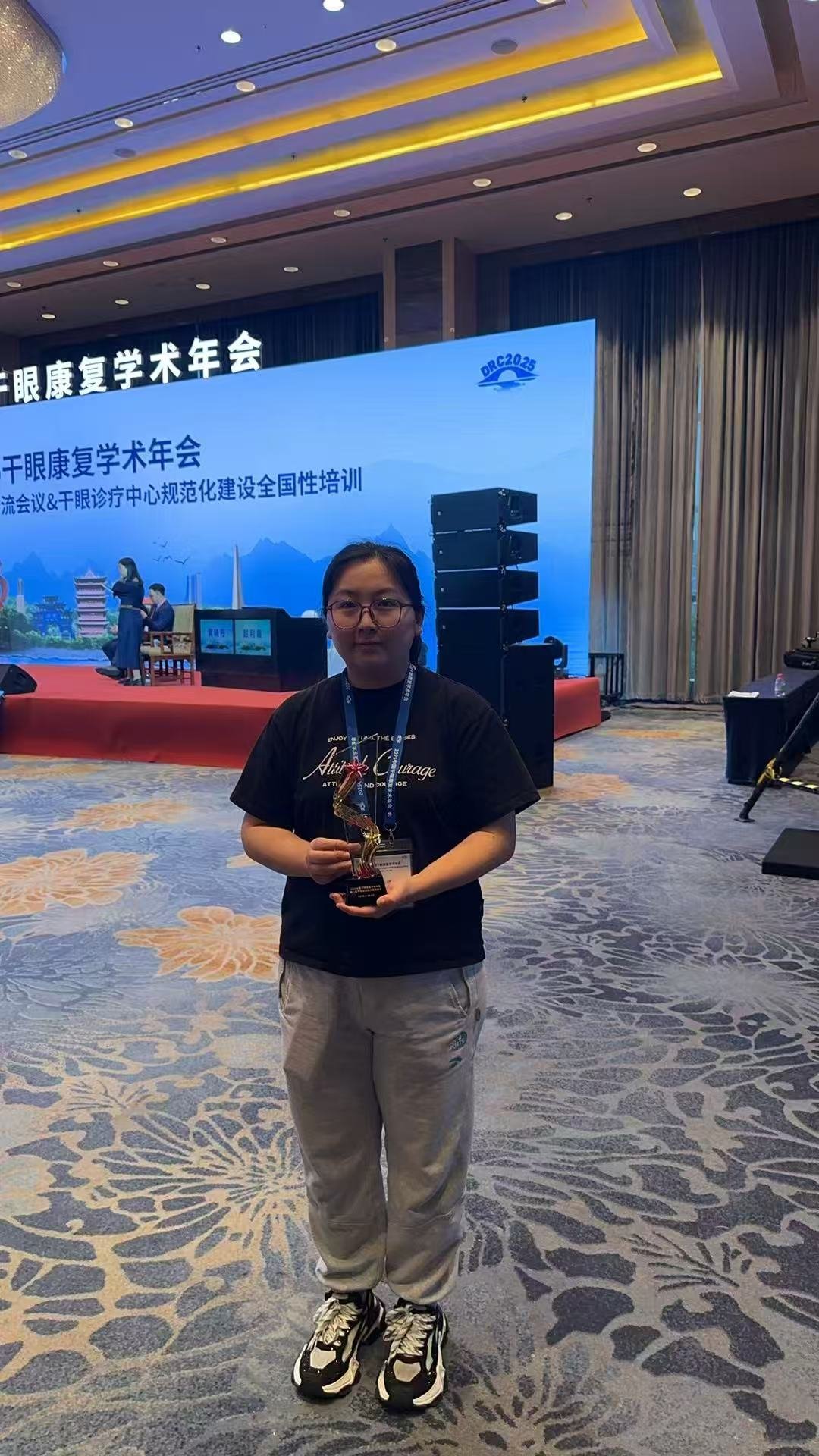 殷晓雯医生在 2025 中国干眼康复学术年会现场手持「巧手奖」奖杯
